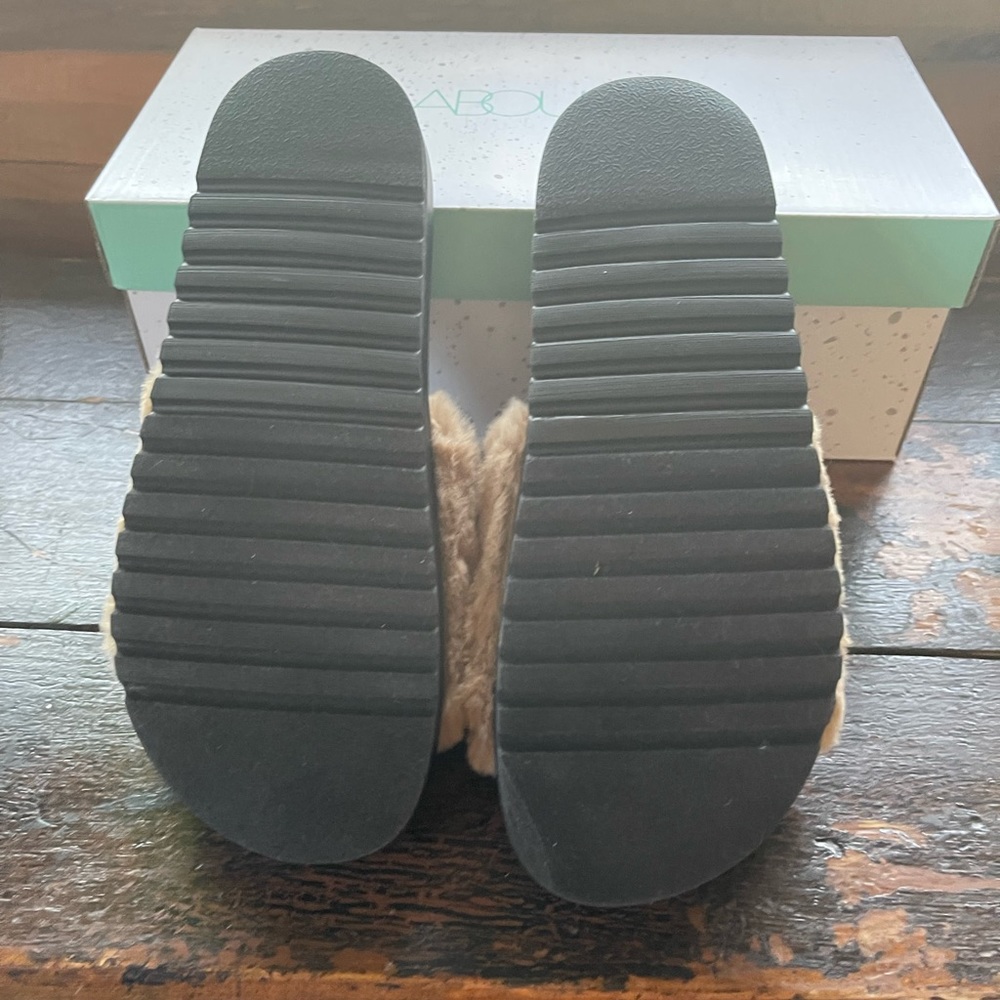 Abound Faux Fur Slides - Picture 5 of 5